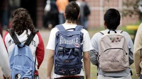 Milano, preside presa a pugni: 40 dirigenti contro il ministro. "Lasciati soli in trincea, tra violenze fisiche e morali"