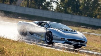 Torna su strada la Jaguar XJ220