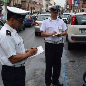 Insulta i vigili urbani su Facebook: la Municipale la denuncia per diffamazione