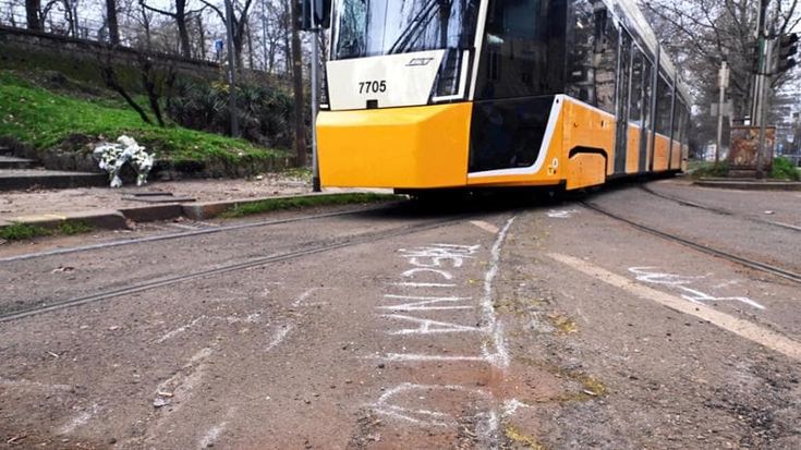 Tram deragliato, errore umano tra le ipotesi: verifiche per capire se l’autista usava il cellulare
