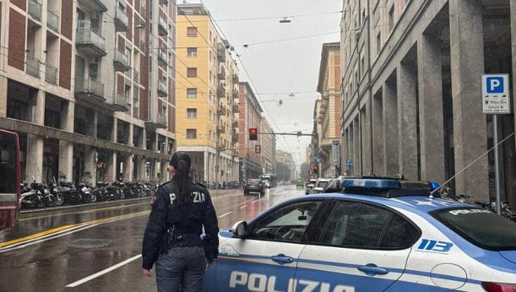 Bologna, agenti minacciati con bottiglie di vetro usano il taser e arrestano un ladro