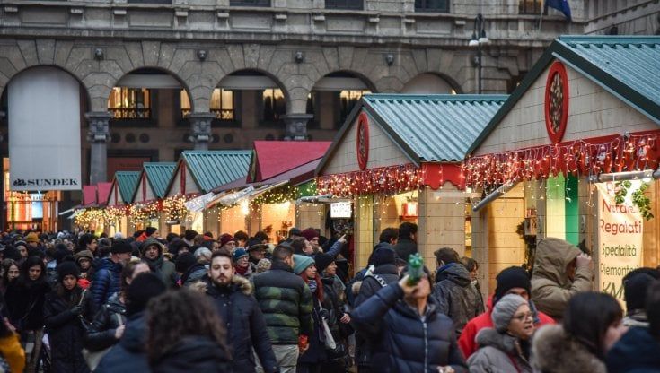 Barbie e videgiochi, ecco i (pochi) regali di Natale che non sentono i rincari. Ma quest'anno vince il "dono utile"