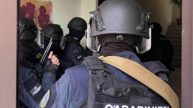 Acilia, elicotteri e forze speciali: maxi operazione dei carabinieri dopo la bomba al bar