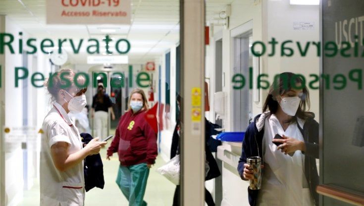 Ansia, depressione e stress: ecco come la pandemia ha colpito i medici lombardi. Il 70% ha i sintomi del burnout