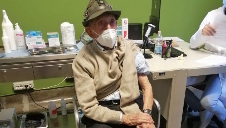 Genova, l'alpino di 103 anni si vaccina: "Ho fatto la Russia, il Covid non mi spaventa"