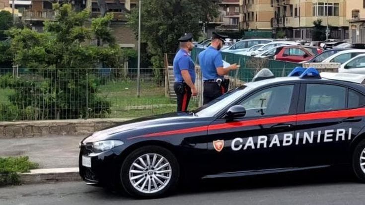 Accoltella più volte la ex davanti casa fino a rompere la lama. Arrestato, lei è grave