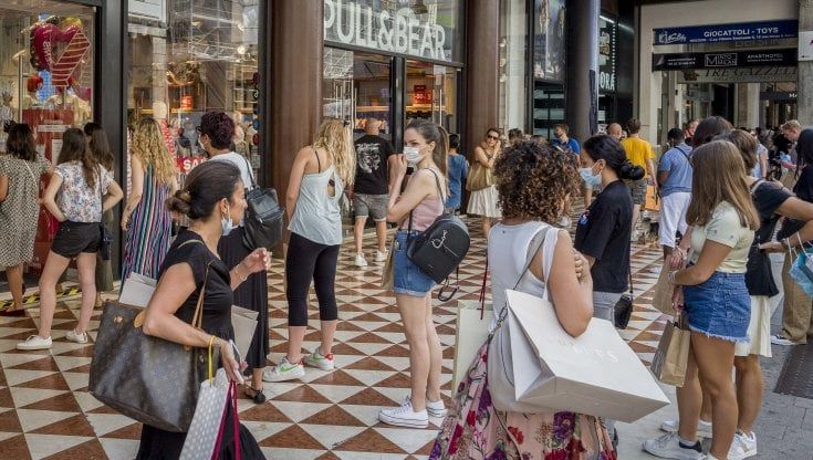 Primo giorno di saldi a Milano tra ripresa e speranza: "L’avvio è confortante"