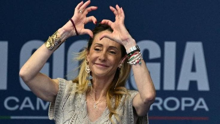Arianna Meloni e le nomine Trenitalia, Paita (Iv) chiede conto del ruolo della sorella della premier. FdI l’aggredisce: “Branco al servizio di Renzi”