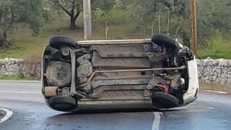 Monopoli, troppo veloce in curva perde il controllo dell’auto e finisce contro muretto: donna ferita