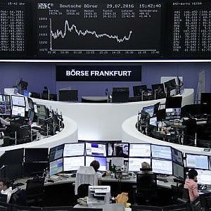 Le banche zavorrano Piazza Affari dopo gli stress test. Bene Mps con l'ok al piano di salvataggio