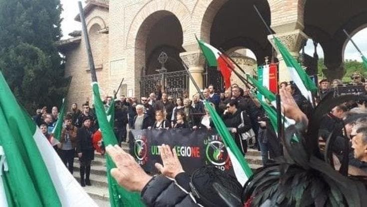 Marcia su Roma, in centinaia a Predappio per il carnevale nero. Un minuto di silenzio per celebrare la nascita del fascismo