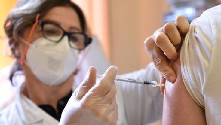Covid: perché il virus muta. E perché il vaccino glielo impedirà