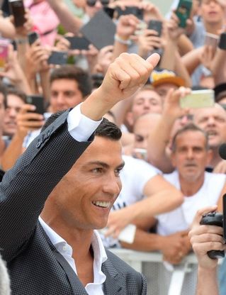 Juventus, bagno di folla per Cristiano Ronaldo