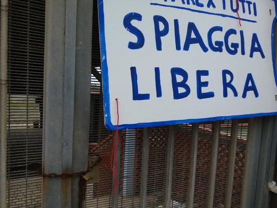 Ostia, manifestazione per riaprire il cancello della spiaggia libera Arca