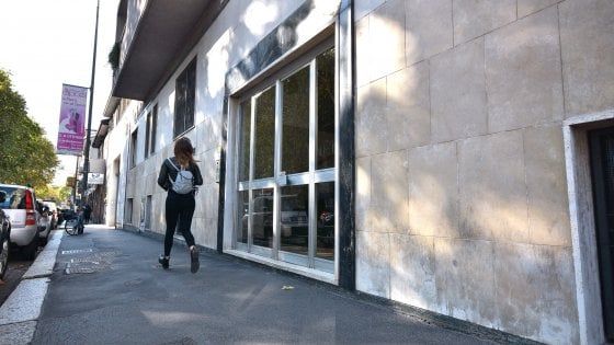 Milano, cerca di violentare una donna di 28 anni per strada: i passanti bloccano l'aggressore