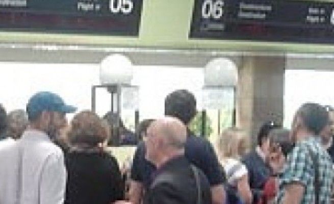 Fotografato in aeroporto dopo il Gay pride,<br />chiede i danni: "Lesa la mia dignit&agrave;"