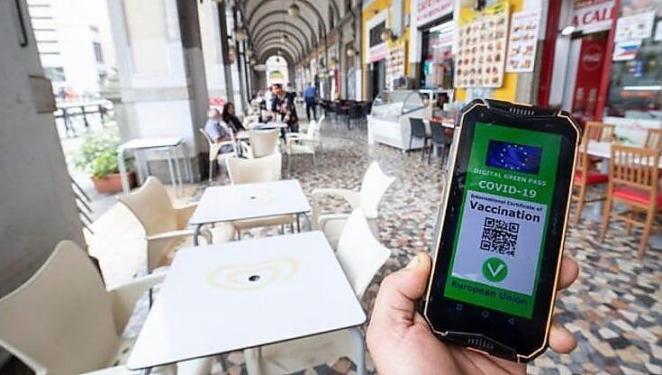 Un milione di euro in meno al giorno: costa cara a bar e ristoranti l'assenza dei non vaccinati