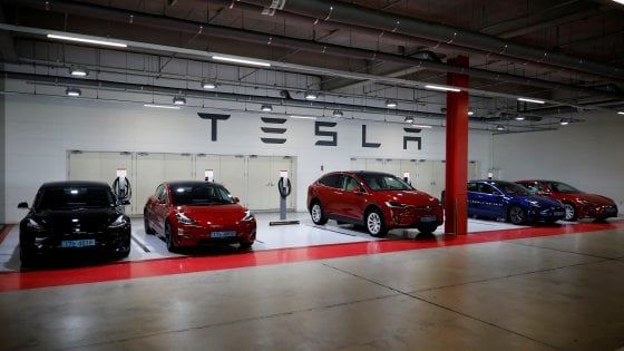 La congiuntura debole non frena la crescita dell'auto elettrica: ecco le 5 sfide dei costruttori 