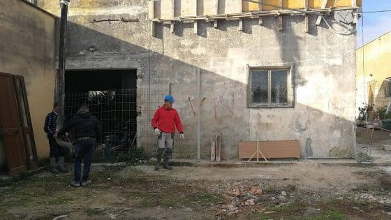Salento, famiglia povera in una casa a rischio crollo: i concittadini la ristrutturano gratuitamente