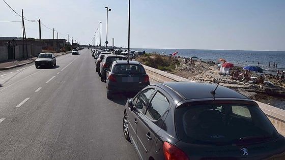 Bari, blitz dei vigili contro il parcheggio selvaggio dei bagnanti: 23 multe sul lungomare sud