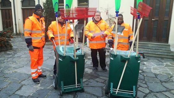 Migranti, richiedenti asilo al lavoro per le strade di Milano: partite le squadre anti degrado 