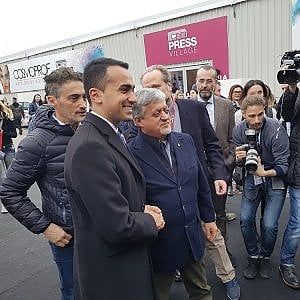 Bagno di folla per Di Maio al Cosmoprof di Bologna: "Sono qui per abbracciare il popolo della partita Iva"