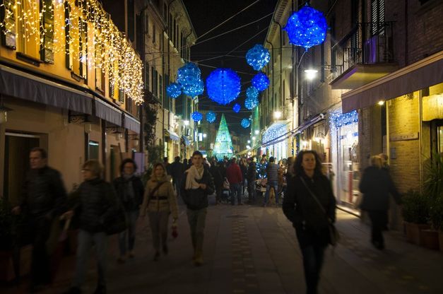 Santarcangelo, l'EcoNatale dei Mutoid: abete di plastica e reti da pesca