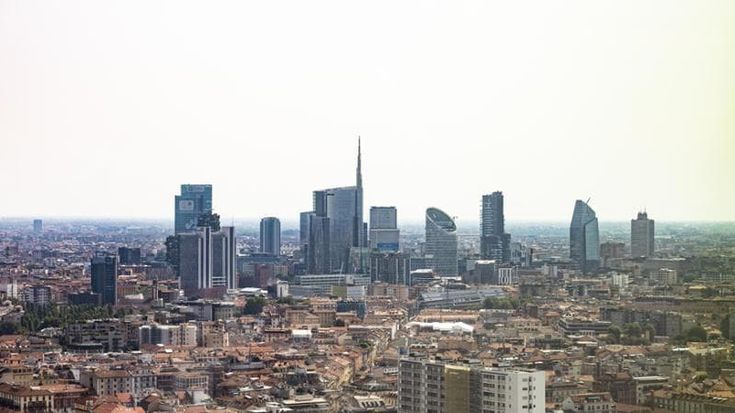 Milano, attico da 13 milioni e stanzette a 700 euro al mese: “Non è una città per il ceto medio”