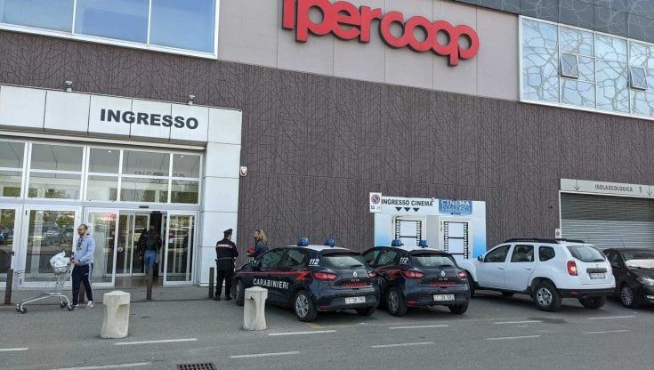 Collegno, bomba a mano nel parcheggio dell'Ipercoop: "Comunisti, amici di Putin, ci vendicheremo"