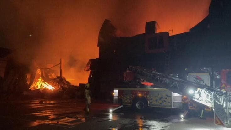 Kiev, nuova notte di inferno: colpiti diversi palazzi e la metropolitana, pompieri al lavoro