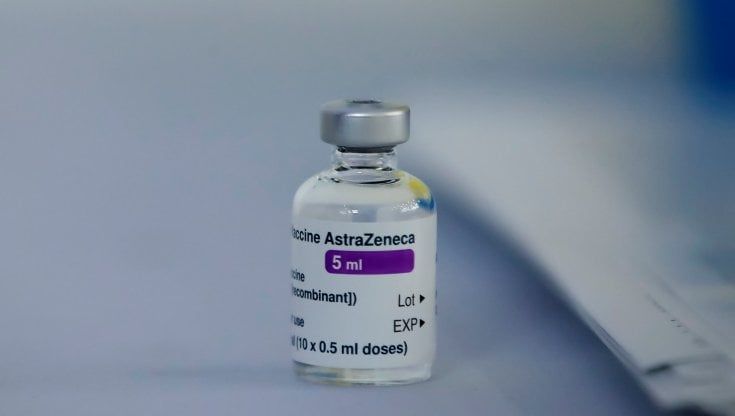 Coronavirus, vaccino AstraZeneca al via nel Lazio: "Immunizzare un'annata ogni due settimane"