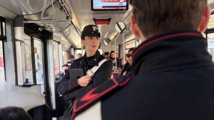 Panico sul bus 775, un passeggero spruzza spray urticante: un’anziana finisce in ospedale