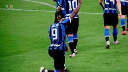 Inter-Sampdoria, Lukaku segna e si inginocchia con il pugno alzato per George Floyd: il gesto applaudito sui social