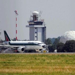 Aerei, ritardi e disagi negli scali del Nord-ovest: problemi al sistema di controllo radar