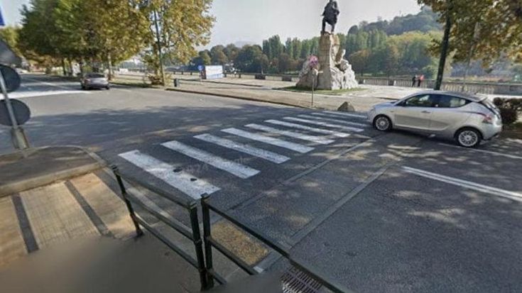 Investita sulle strisce davanti ai Murazzi da un’auto pirata