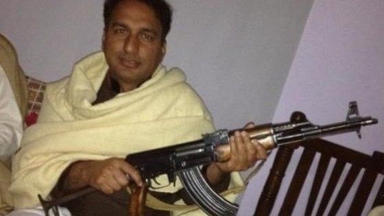 Brescia, eletto il candidato con il kalashnikov: siederà nel consiglio di quartiere