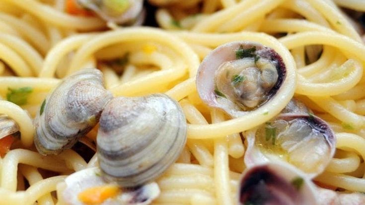 Carissime vongole. Meglio la cicoria: sconti e rincari della cena di Natale