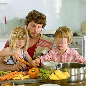 Genitori e figli: quattro su dieci in cucina insieme contro le cattive abitudini 