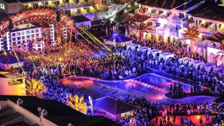 Giocatore di Bundesliga accusato di violenza sessuale a Ibiza: è Karazor dello Stoccarda