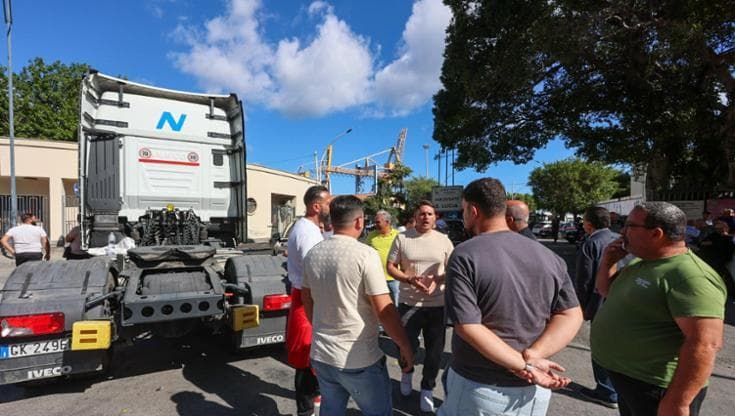 Trasportatori siciliani in sciopero, adesione totale e scontro con il Ministero: “Noi non convocati”