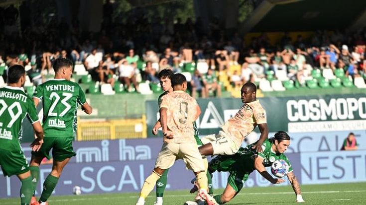 Il Palermo rimonta ad Avellino, pareggia e resta in testa alla classifica