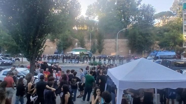 Antifascisti contro vannacciani, tensione a Monteverde per il banchetto di Futuro nazionale