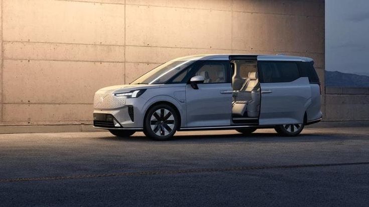 Volvo EM90, il salotto scandinavo in movimento. Tutto il lusso che c’è a zero emissioni
