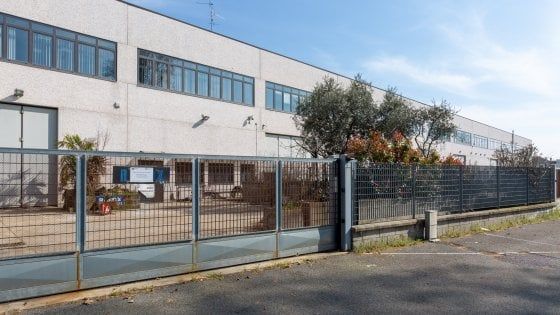 Confindustria al governo: "Non si può chiudere tutto". Sindacati: "Pronti allo sciopero generale"