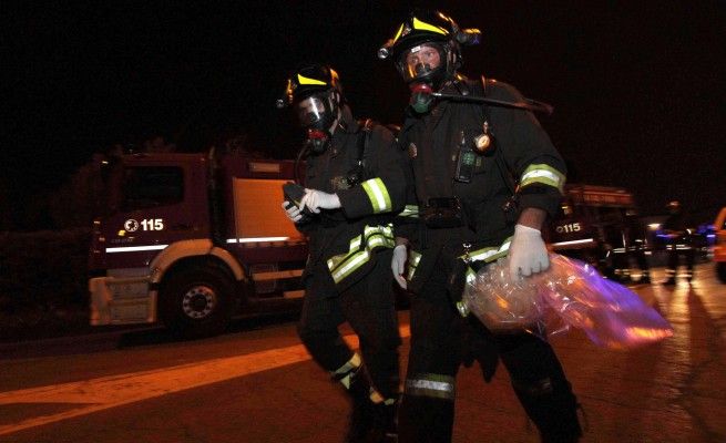 Molo Giano, un incendiosu nave militare in bacino