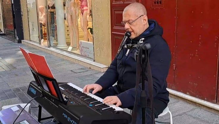 Carlo Stragapede a Sanremo, il giornalista barese con la passione per la musica si esibisce in strada a pochi passi dall'Ariston
