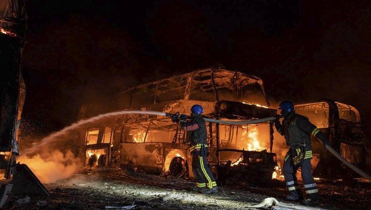 Guerra Ucraina - Russia, le news del 17 maggio. Kuleba all'inviato cinese: "Non cederemo territori ai russi"