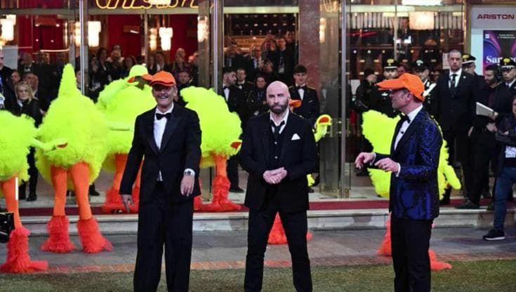 Valanga di critiche social per il ballo del qua qua di John Travolta a Sanremo: "Non tornerà più in Italia"