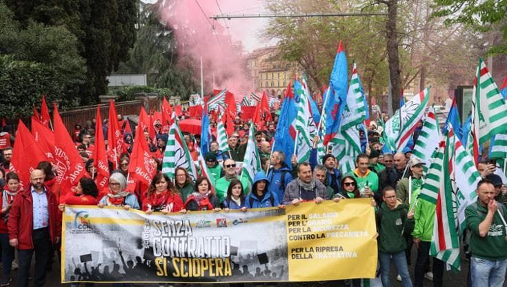 Sciopero metalmeccanici, il corteo: “Difendere il contratto è prendere a braccetto la Costituzione”
