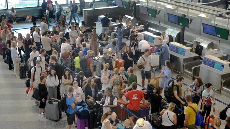 Crowdstrike down, problemi nei trasporti aerei e ferroviari. Frattasi: “Ancora 24 ore per la normalità”. Le news in diretta
